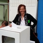 L'alcaldable Elisabeth Oliveras votant el 9N a l'IES Sant Quirze