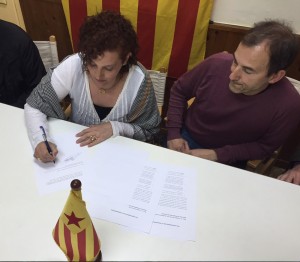 Elisabeth Oliveras signa el document de l'Assemblea Nacional Catalana en presència de Narcís Noguera, coordinador de Sant Quirze per la Independència, secció territorial de l'ANC