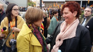 L'Elisabeth Oliveras conversa amb la Presidenta del Parlament de Catalunya Carme Forcadell ahir a Montjuïc