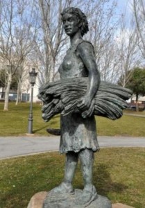 L'estàtua d'en Jaume Cases abans de ser malmesa per aquells que no saben viure en societat