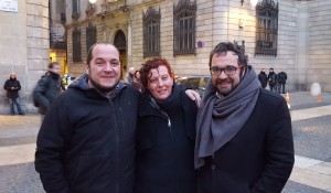 David Fernández (CUP), Elisabeth Oliveras i l'alcalde de Sabadell Juli Fernández, (ERC), a la plaça sant Jaume abans de la marxa cap al TSJC