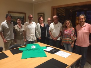 Imatge de la sessió constitutiva de la Taula, amb l'alcaldesa de SQV Elisabeth Oliveras, i representants de Junts, ERC, Pdecat, Sant Quirze per la Independència i el Grup Cultural Caterina Albert